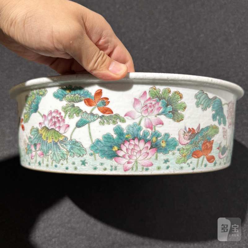 清道光 粉彩荷塘鸳鸯纹折沿洗 - 图4
